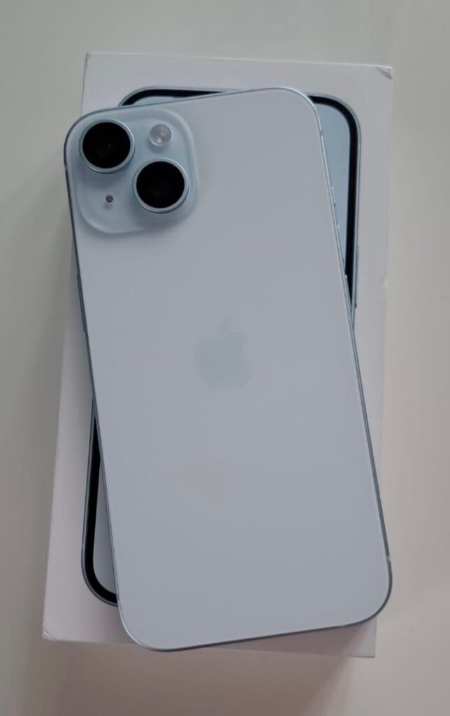 iPhone 15 na cor azul claro exibindo a Dynamic Island, destacando o custo-benefício para 2026.