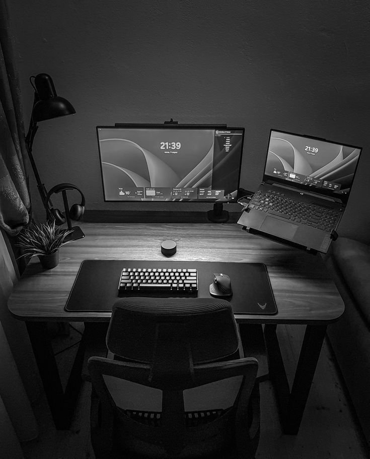 Notebook em estação de trabalho com acessórios como monitor, teclado e mouse