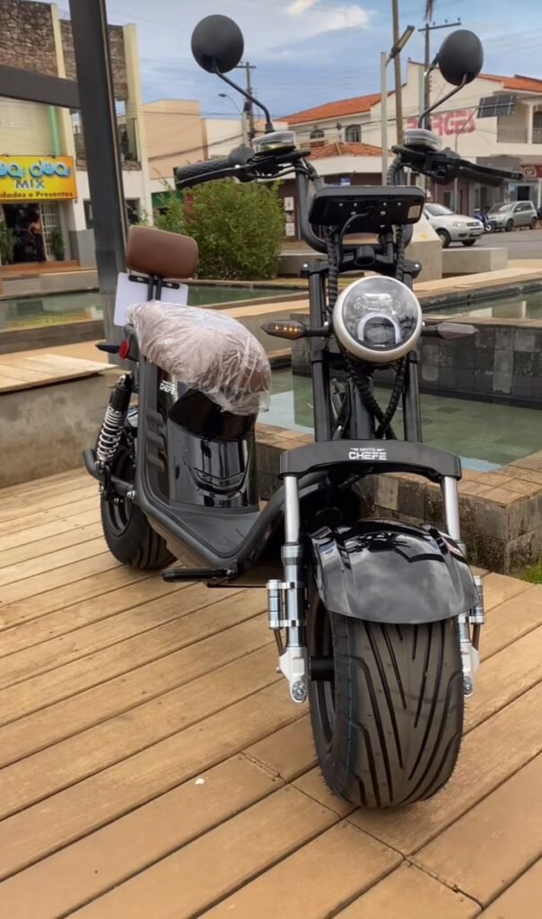 Veículo elétrico de duas rodas utilizado em deslocamentos urbanos