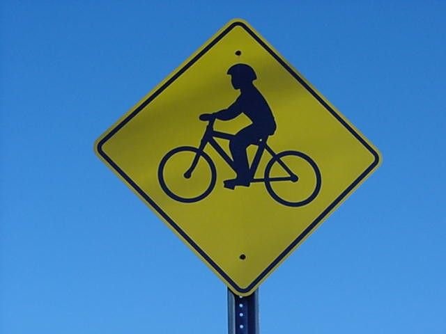 Ciclista utilizando bicicleta elétrica em ambiente urbano