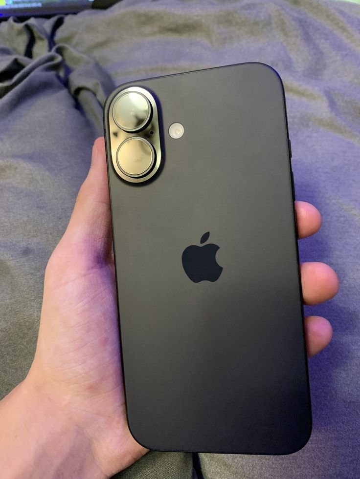 iPhone 16 visto de frente e traseira