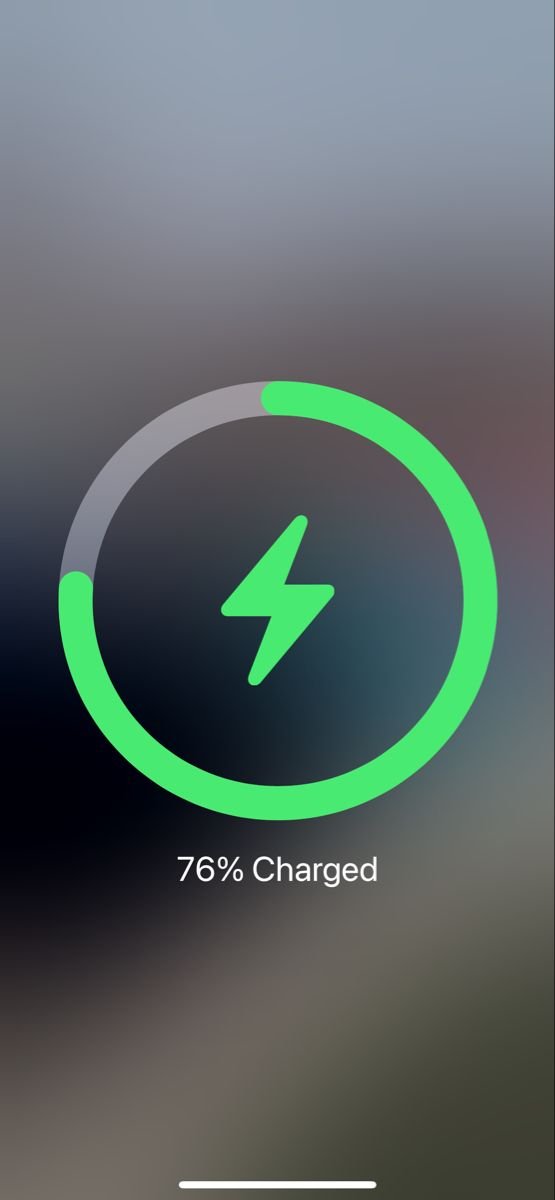 Celular carregando durante a noite com carregamento otimizado ativado